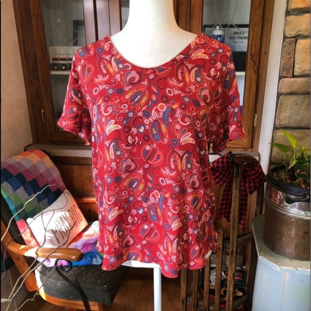 LOFT SIZE MEDIUM PETITE RED CAP FLUTTER SLEEVE WITH MULTICOLORED PAISLEY PRINT